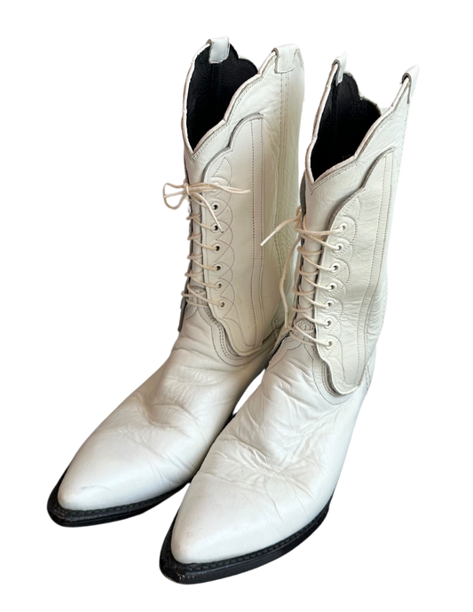WHITE LACE UP SCALLOP BOOTS SIZE 7
